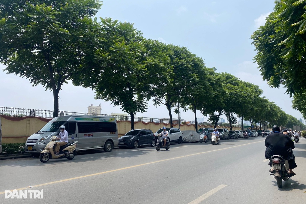 Đặt trụ đá trên vỉa hè: Xe đỗ dưới lòng đường lại đặt trụ dưới đường sao? - 2 Đặt trụ đá trên vỉa hè: Xe đỗ dưới lòng đường lại đặt trụ dưới đường sao? - 2