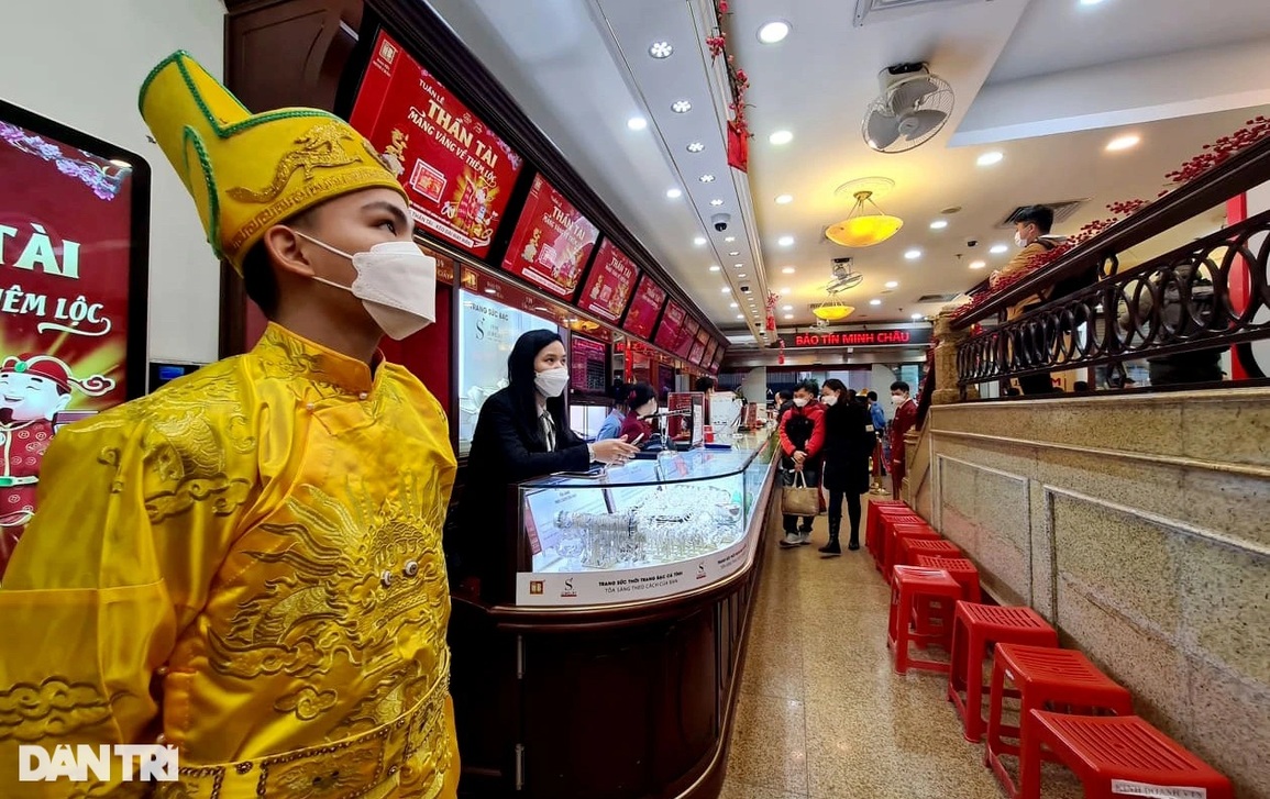 Cảnh tượng lạ ngày vía Thần tài: Đông lúc đầu, sau vắng như chùa bà đanh - 8 Cảnh tượng lạ ngày vía Thần tài: Đông lúc đầu, sau vắng như chùa bà đanh - 8