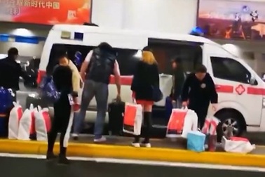 Quan chức Trung Quốc bị sa thải vì điều xe cứu thương đón vợ con