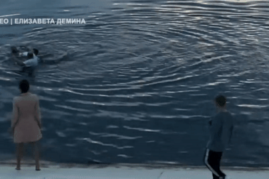 Nhiều người kết thành “hàng rào sống” đưa cô gái đuối nước lên bờ