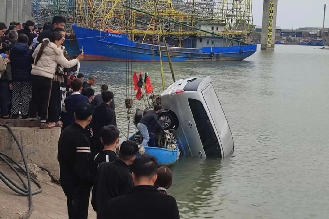 O mașină cu 7 locuri a alunecat în râu în timp ce era parcată pe mal - 1 Ô tô 7 chỗ trôi tuột xuống sông khi đang đỗ trên bờ kè - 1
