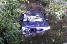 Đi theo định vị GPS, tài xế bị tước bằng vì lái ô tô xuống ao