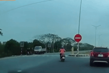 Hồn nhiên đi xe ngược chiều trước mặt CSGT và cái kết không khó đoán