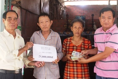 Trao 25 triệu đồng đến người cựu binh không tiền đi bệnh viện