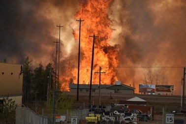 Canada: Cháy rừng thiêu rụi 1.600 ngôi nhà, đe dọa biến cả thành phố thành tro bụi