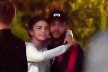 Selena Gomez hạnh phúc bên bạn trai đi chơi công viên