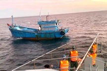 Một ngư dân bị cáp tời đập bất tỉnh khi đang đánh bắt trên biển