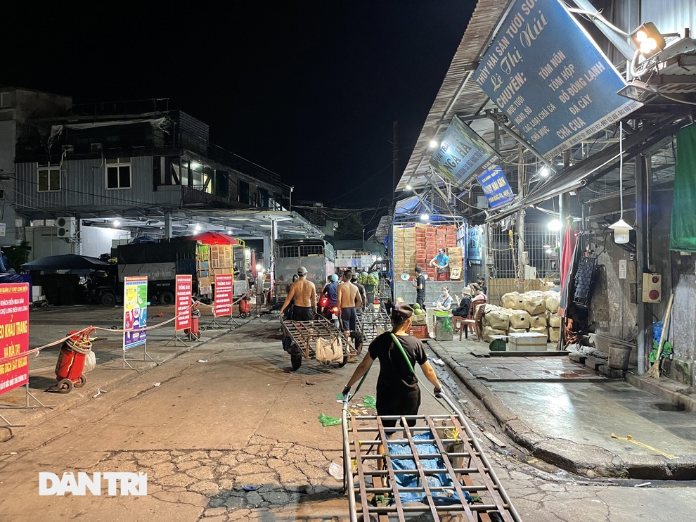 Chợ Long Biên phong tỏa khu hàng cá sau khi có ca dương tính với SARS-CoV-2 - 4 Chợ Long Biên phong tỏa khu hàng cá sau khi có ca dương tính với SARS-CoV-2 - 4