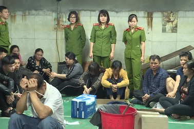 Hơn 200 cảnh sát "đột kích" sới bạc, bắt 52 con bạc, thu giữ 700 triệu đồng