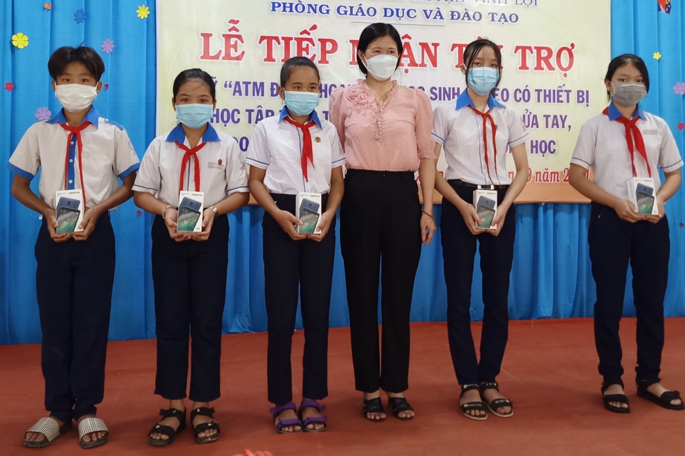 Bạc Liêu: Quỹ ATM điện thoại đã đến tay nhiều học sinh nghèo - 3 Bạc Liêu: Quỹ ATM điện thoại đã đến tay nhiều học sinh nghèo - 3
