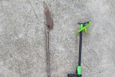 Nhóm thanh niên dùng hung khí nóng tấn công người đi đường giữa đêm