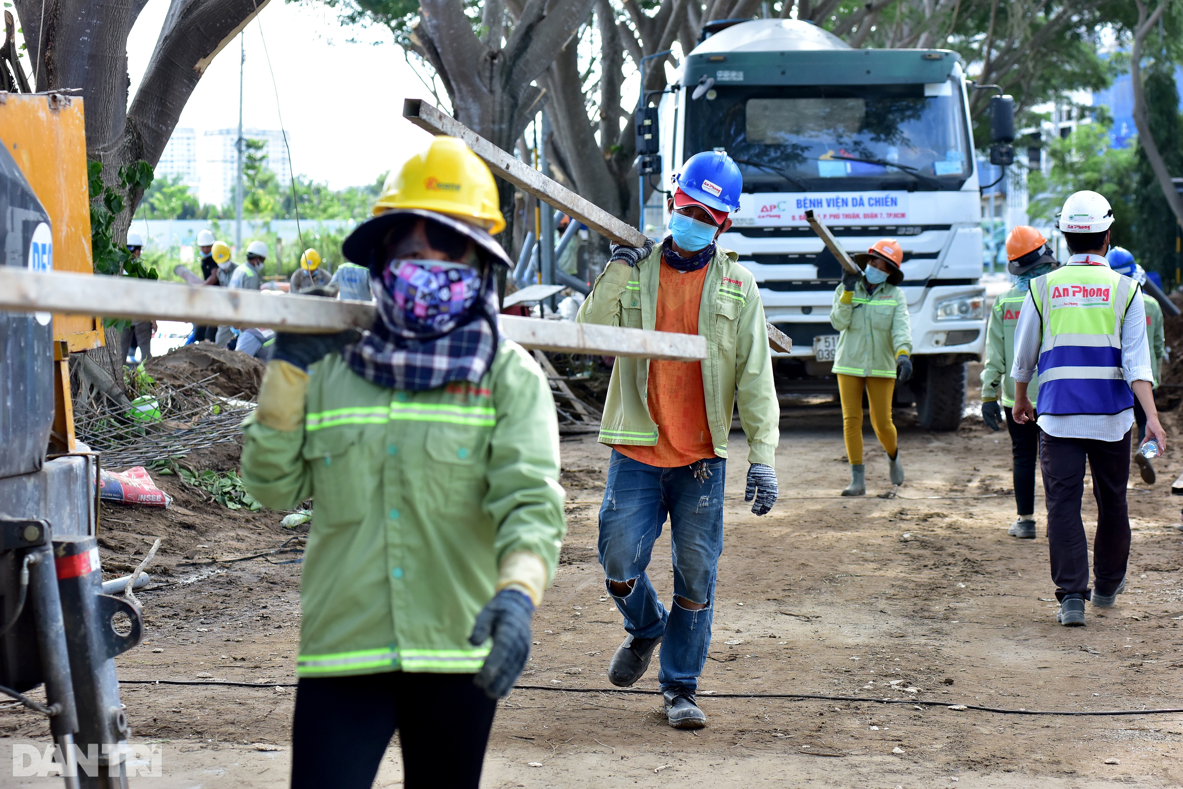 500 công nhân ngày đêm xây dựng bệnh viện dã chiến ở TPHCM - 4 500 công nhân ngày đêm xây dựng bệnh viện dã chiến ở TPHCM - 4