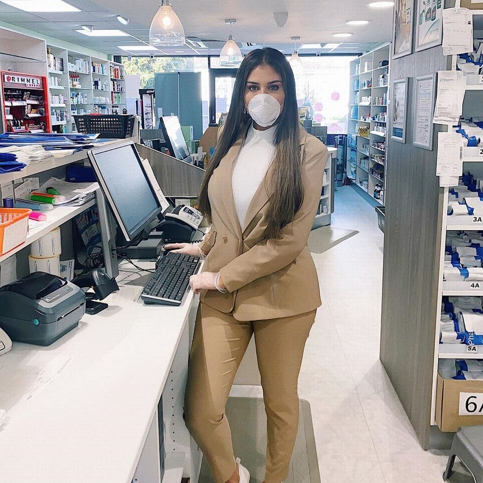 Người đẹp bốc lửa Anna Vakili diện váy xuyên thấu ra phố - 8 Người đẹp bốc lửa Anna Vakili diện váy xuyên thấu ra phố - 8