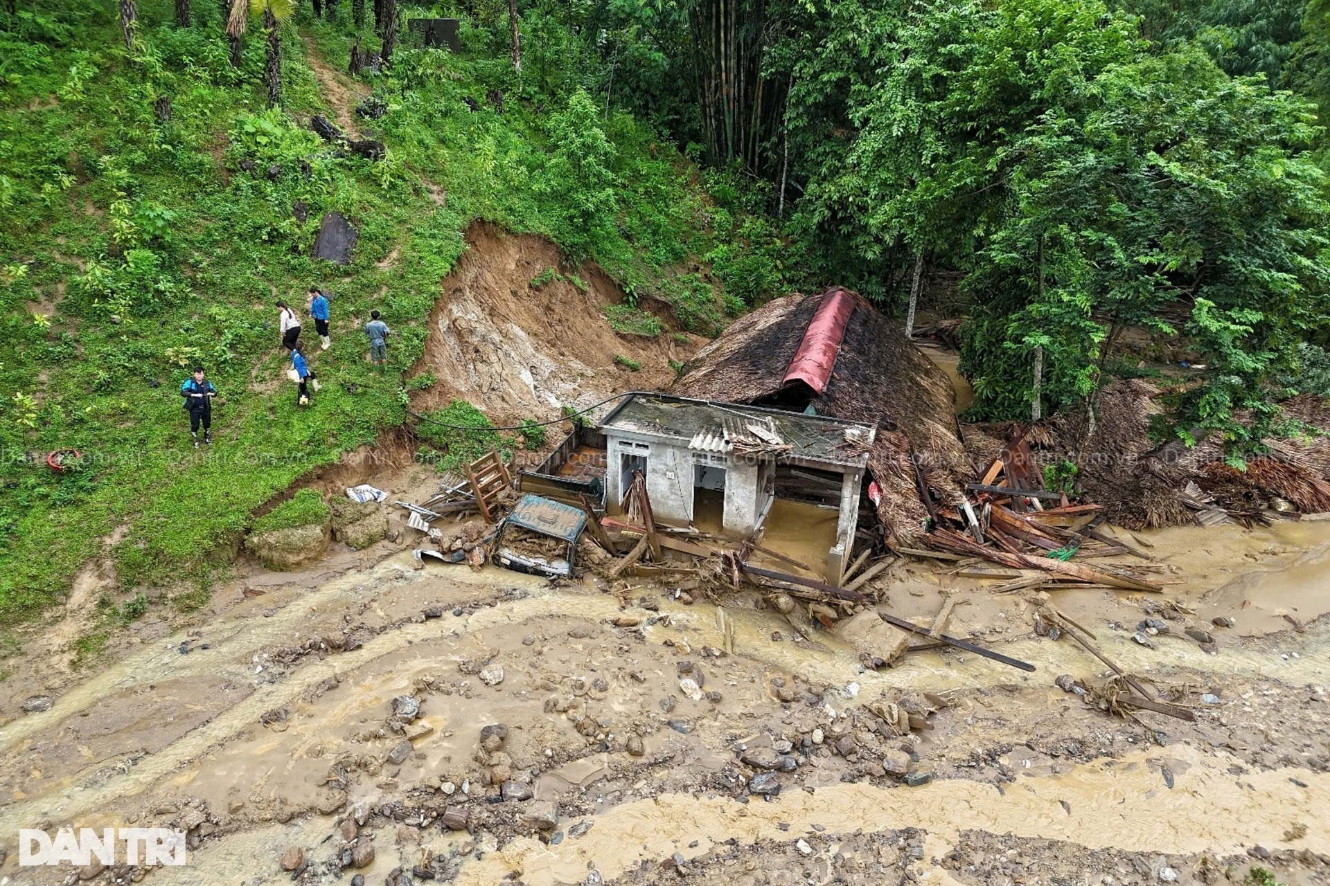 ຄູໃຫຍ່ໄດ້ຮັບຮອງເອົາລູກສິດທັງໝົດຂອງລາງນູວ່າ: ຖ້າເຈົ້າຕ້ອງການຫຍັງກໍບອກໃຫ້ລາວຟັງ—1 Thầy hiệu trưởng nhận nuôi tất cả học sinh Làng Nủ: Cần gì cứ nói với ông - 1