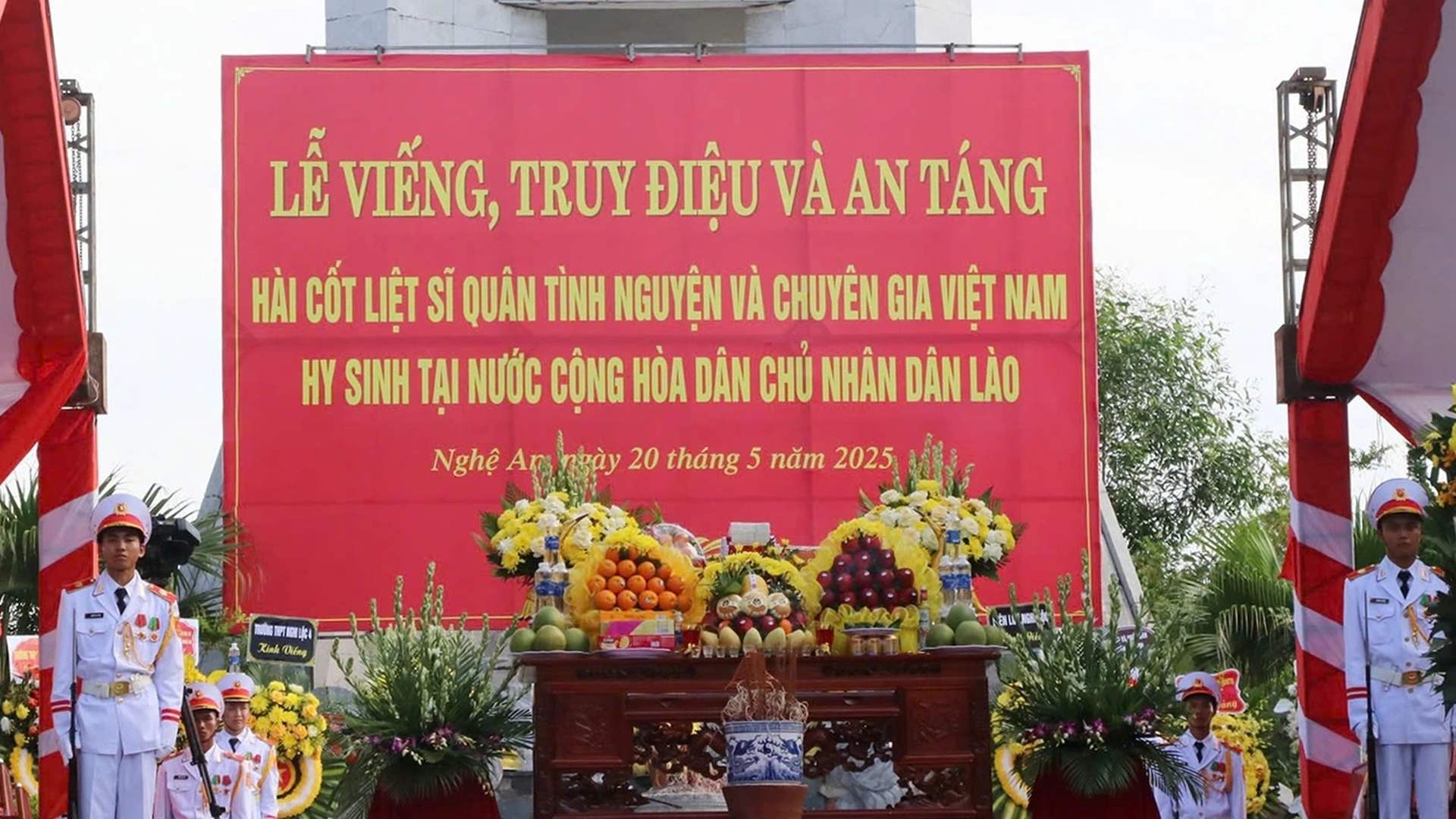 76 liệt sỹ quân tình nguyện và chuyên gia Việt Nam trở về trong lòng đất Mẹ - 1 76 liệt sỹ quân tình nguyện và chuyên gia Việt Nam trở về trong lòng đất Mẹ - 1