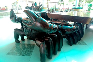 Ngắm bộ bàn ghế gỗ hình con cua độc đáo ở miền Tây