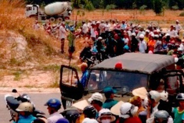 Xác phụ nữ đang phân hủy dưới hố sâu trong bãi đất trống