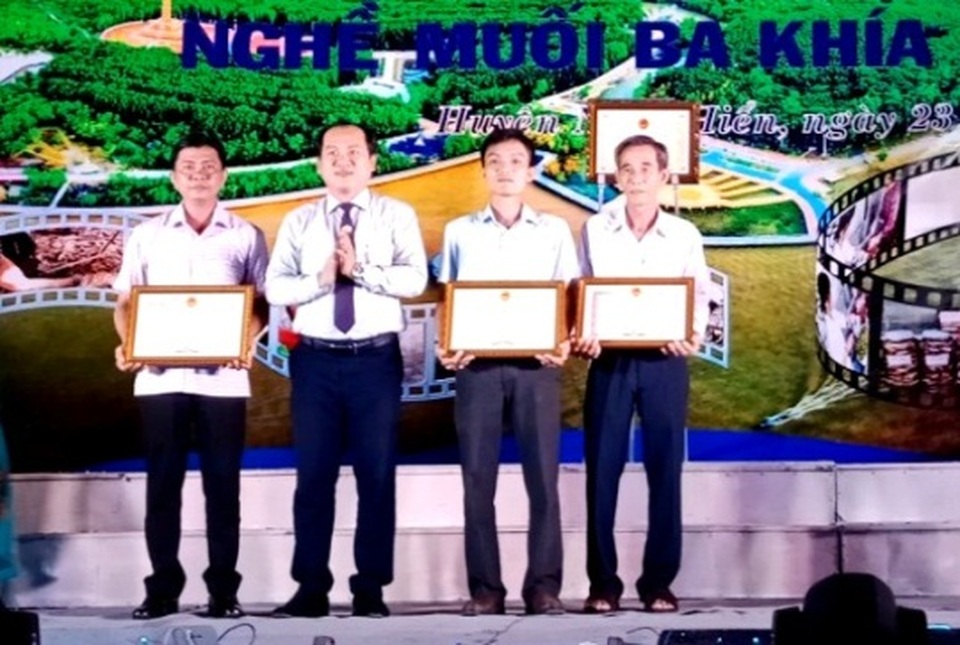 Nghề muối ba khía Cà Mau được công nhận di sản văn hóa phi vật thể quốc gia - 1 Nghề muối ba khía Cà Mau được công nhận di sản văn hóa phi vật thể quốc gia - 1