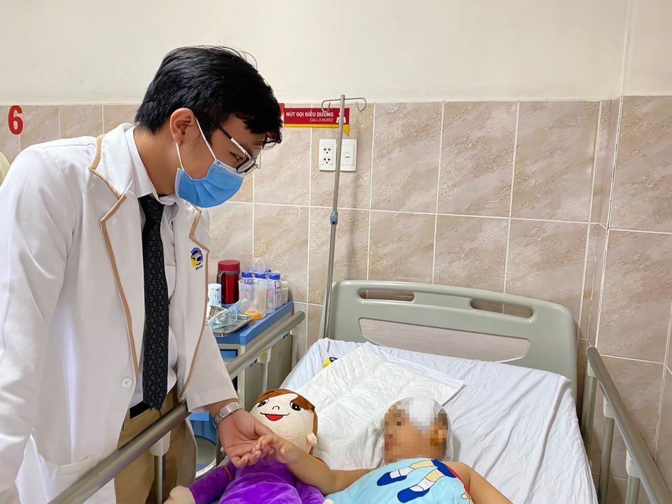 Bé 4 tuổi nứt hộp sọ, nguy kịch vì tai nạn thường gặp - 3 Bé 4 tuổi nứt hộp sọ, nguy kịch vì tai nạn thường gặp - 3