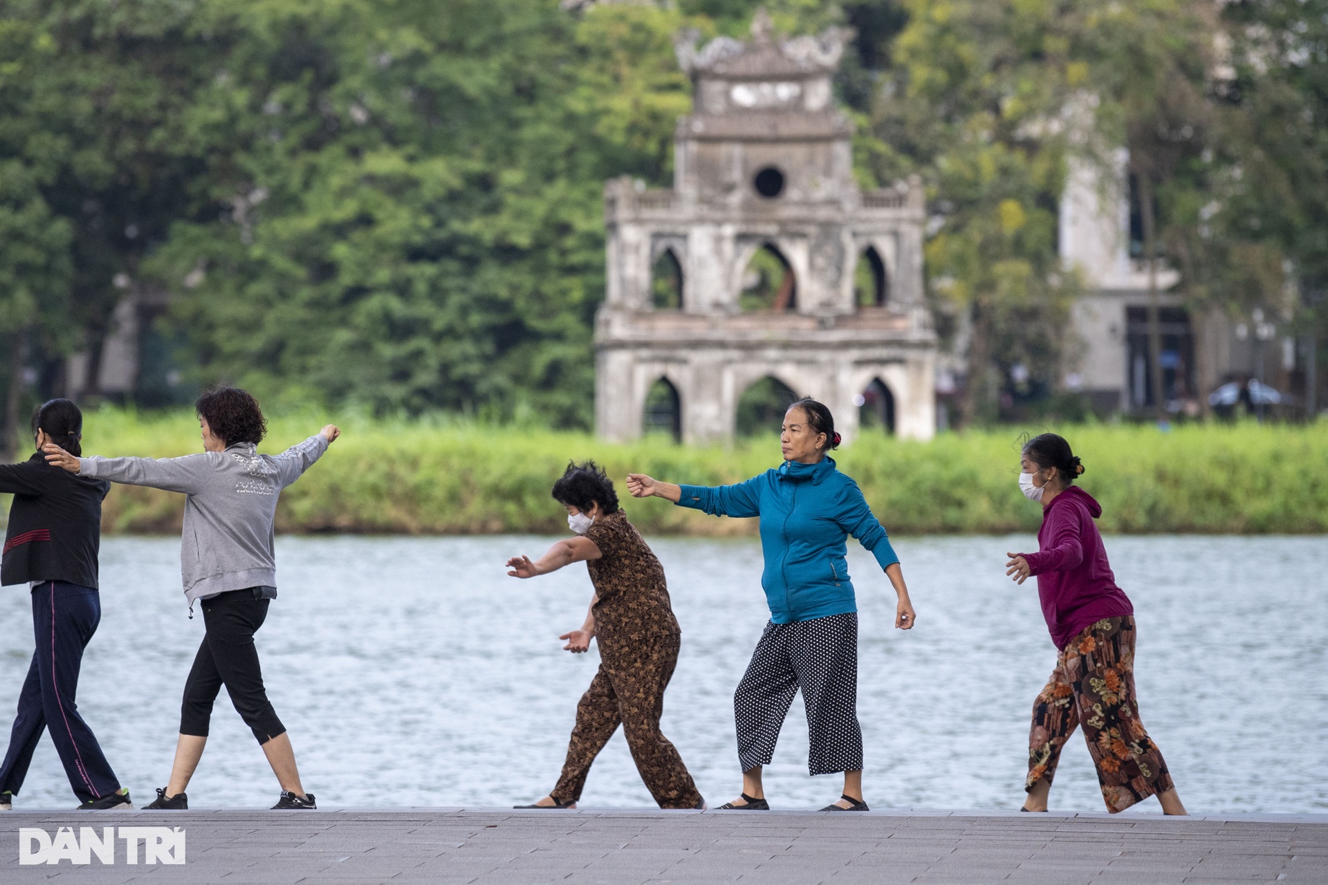 Người dân Hà Nội trùm kín mặt, co ro đi làm trong gió lạnh - 7