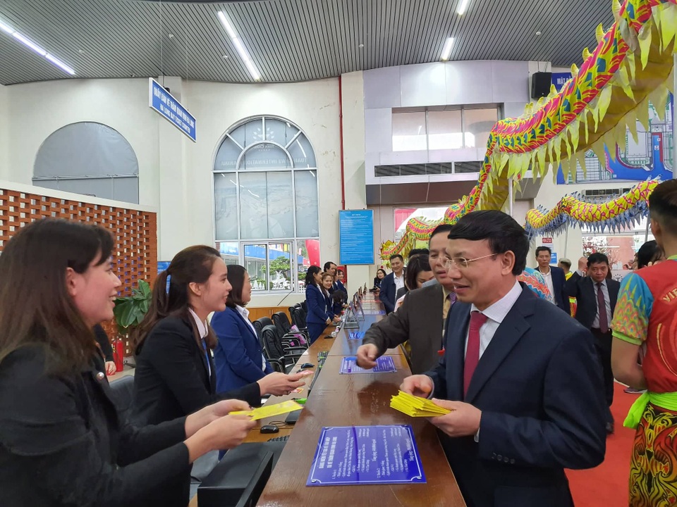 Bí thư Quảng Ninh lì xì du khách xông đất vịnh Hạ Long - 6 Bí thư Quảng Ninh lì xì du khách xông đất vịnh Hạ Long - 6
