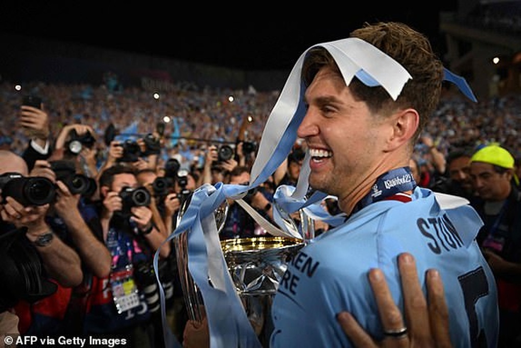 Dàn sao Man City bật khóc vì sung sướng, HLV Pep Guardiola hôn vợ đắm đuối - 13 Dàn sao Man City bật khóc vì sung sướng, HLV Pep Guardiola hôn vợ đắm đuối - 13