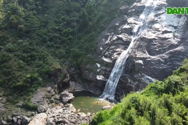 Mãn nhãn thác nước cao hơn trăm mét đổ xuống từ đỉnh núi ở Sa Pa