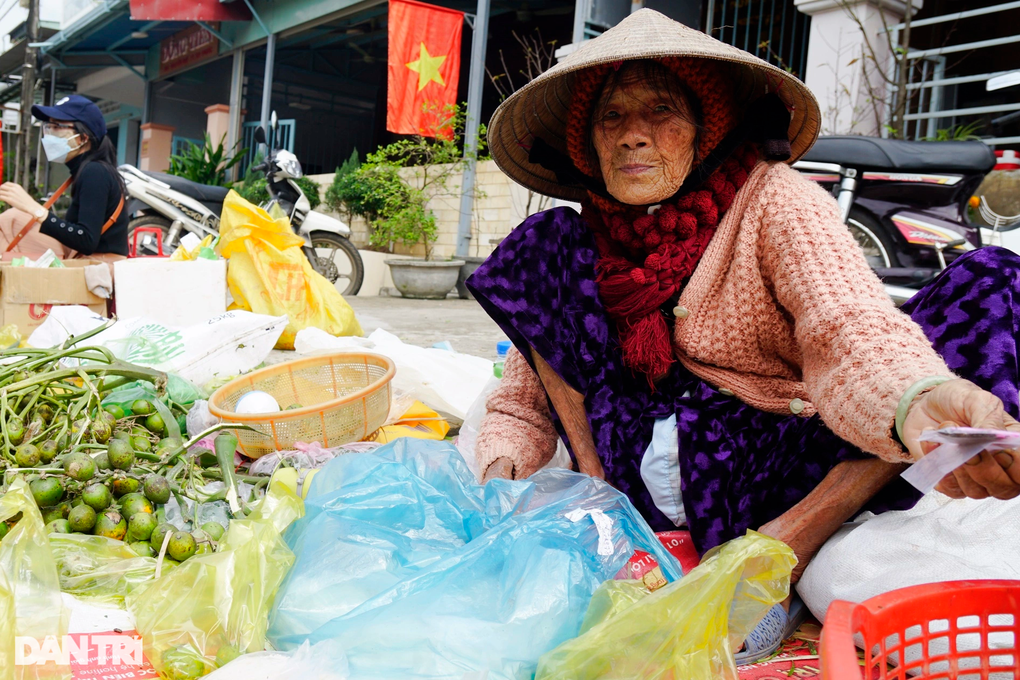 Hàng vạn chen chân đi chợ Gò mua lộc ngày đầu năm - 3 Hàng vạn chen chân đi chợ Gò mua lộc ngày đầu năm - 3