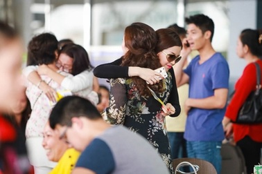 Á hậu Diễm Trang bịn rịn chia tay mẹ đi công tác nước ngoài