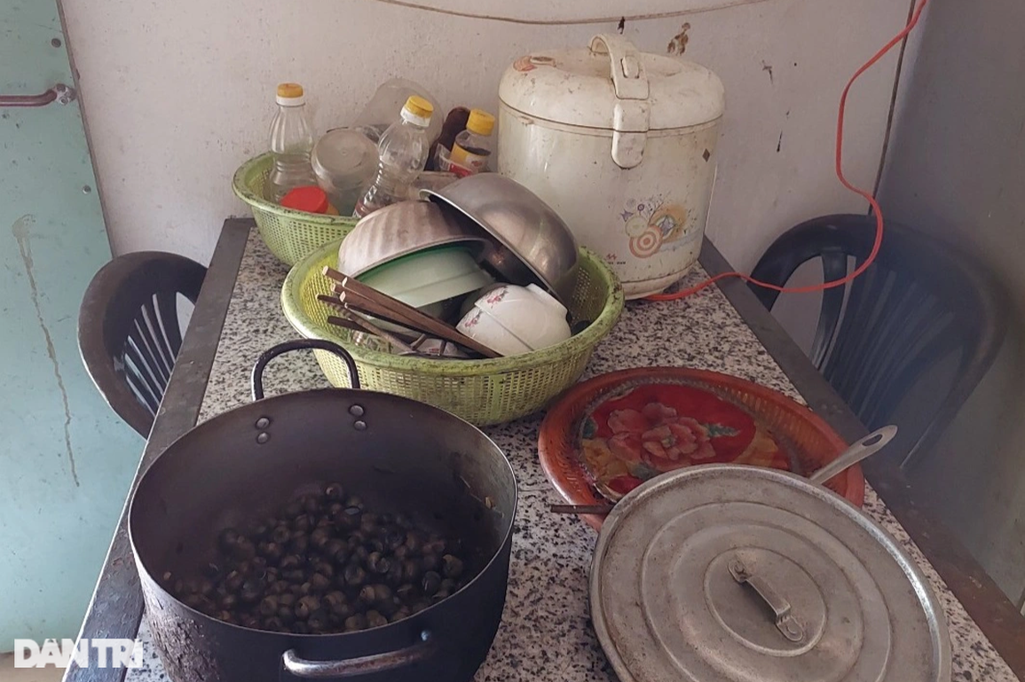 Bà nội mù lòa, cha bệnh nặng, mẹ tâm thần, 2 con thơ đói khát cùng cực - 3 Bà nội mù lòa, cha bệnh nặng, mẹ tâm thần, 2 con thơ đói khát cùng cực - 3