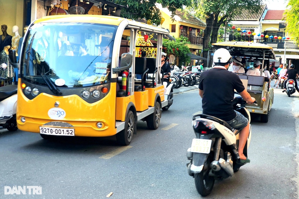 Bát nháo xe điện du lịch ở Hội An: Bao giờ chấn chỉnh? - 2 Bát nháo xe điện du lịch ở Hội An: Bao giờ chấn chỉnh? - 2