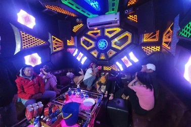 9 đối tượng "bay lắc" với ma túy trong 2 quán karaoke