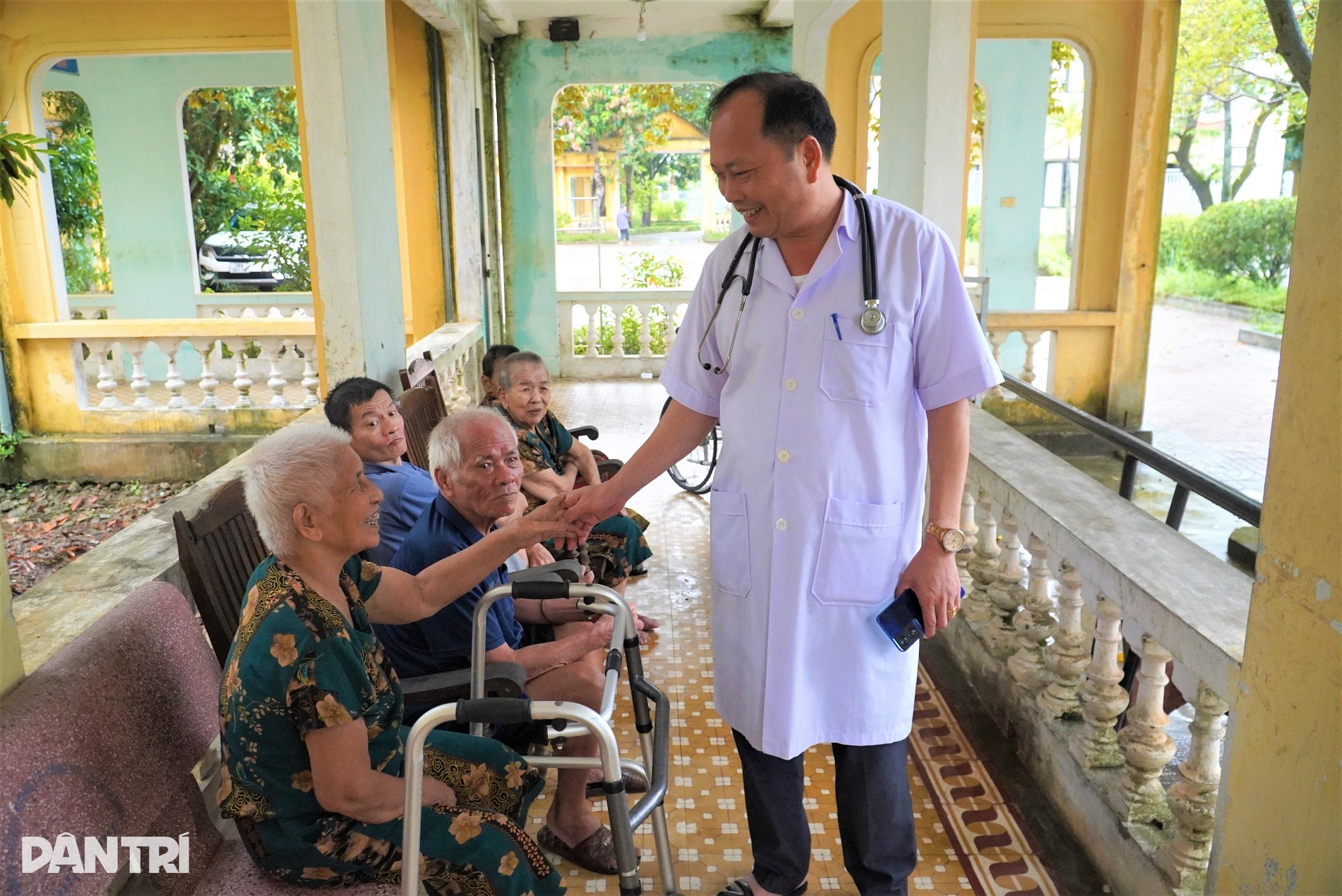 Nơi bác sĩ, điều dưỡng chăm ông bà người ta như người thân - 2