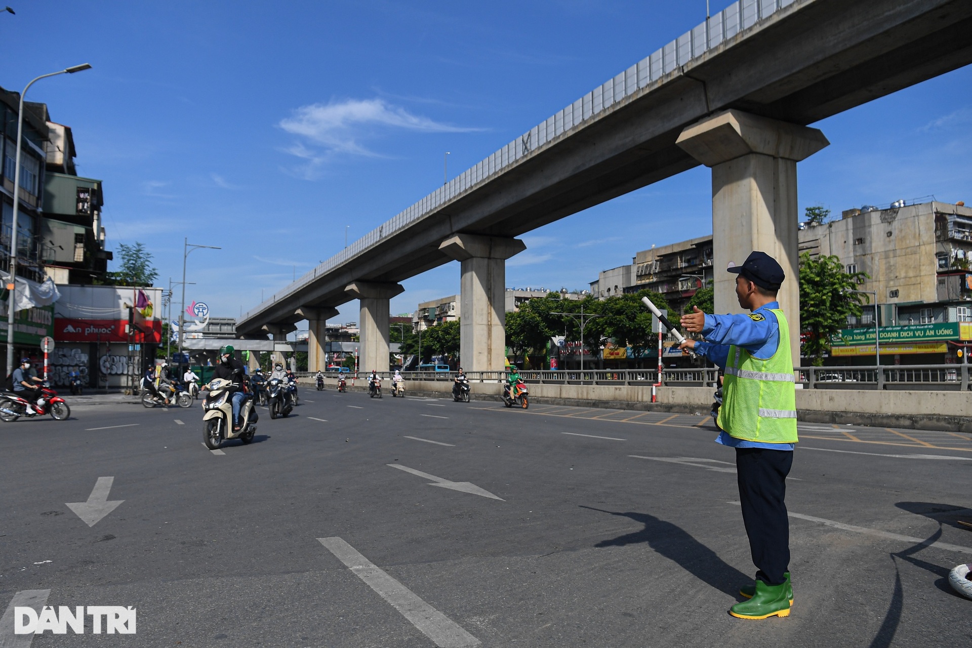 Dân né rào chắn bủa vây, ngã tư Nguyễn Trãi thông thoáng giờ cao điểm - 5 Dân né rào chắn bủa vây, ngã tư Nguyễn Trãi thông thoáng giờ cao điểm - 5
