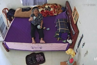 Cháu gái đi du học, mở camera ở nhà thấy bà ngoại có hành động rơi nước mắt