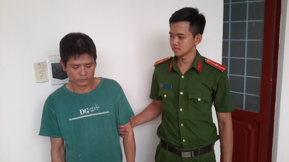 Chồng hờ hành hung 3 con riêng của vợ - 1 Chồng hờ hành hung 3 con riêng của vợ - 1
