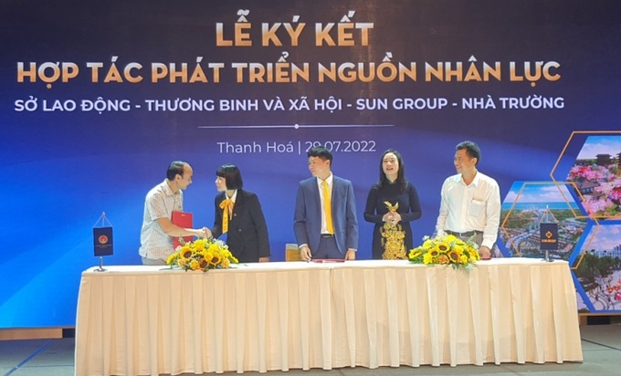 Lễ ký thỏa thuận hợp tác giữa Trường Trung cấp nghề Nga Sơn và Tập đoàn Sun Group dưới sự chứng kiến của đại diện lãnh đạo Sở LĐ-TB&XH tỉnh Thanh Hóa và đại diện lãnh đạo Tập đoàn Sun Group