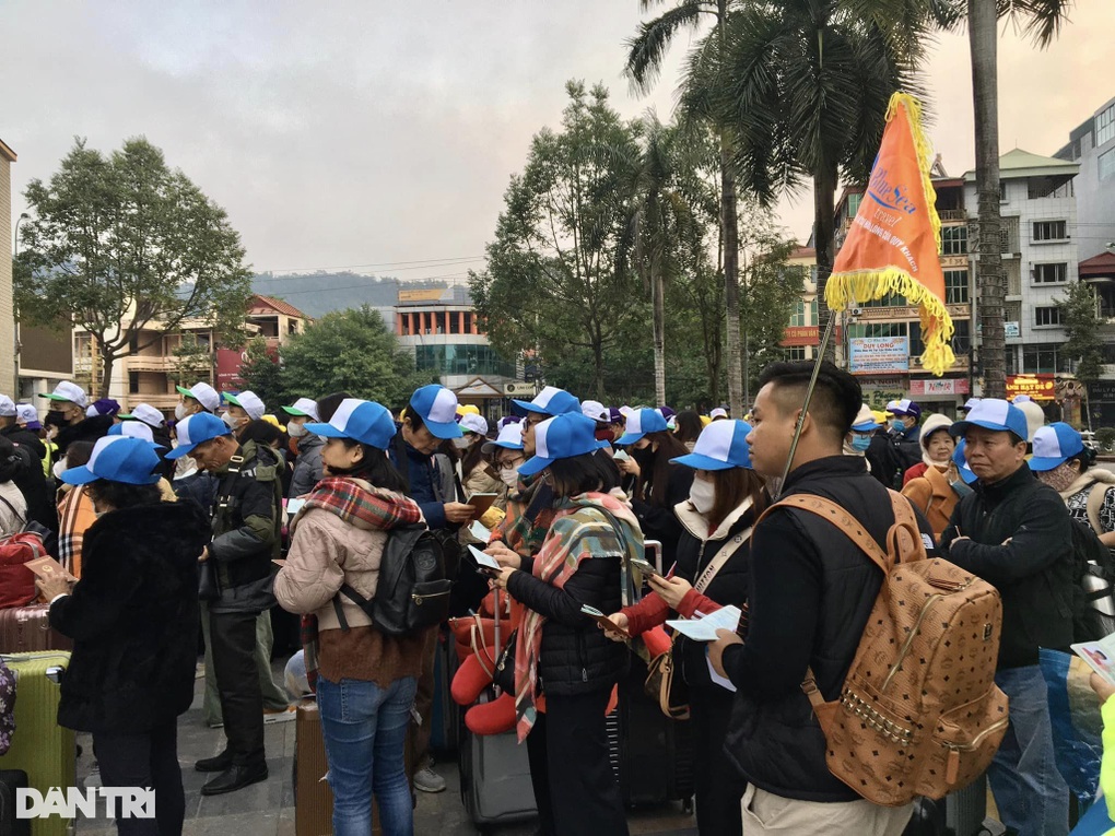 Nhộn nhịp khách du lịch ở cửa khẩu Việt Nam - Trung Quốc - 7 Nhộn nhịp khách du lịch ở cửa khẩu Việt Nam - Trung Quốc - 7