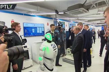 Ông Putin bắt tay robot tại triển lãm công nghệ Nga