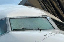 Vật thể bí ẩn lao vào buồng lái máy bay Mỹ chở 140 người