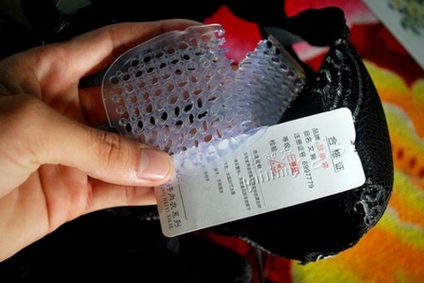 Gửi mẫu áo ngực nghi chứa “thuốc lạ” đi xét nghiệm