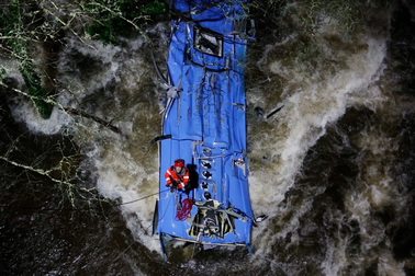 Xe buýt lao khỏi cầu ở Tây Ban Nha, 6 người thiệt mạng