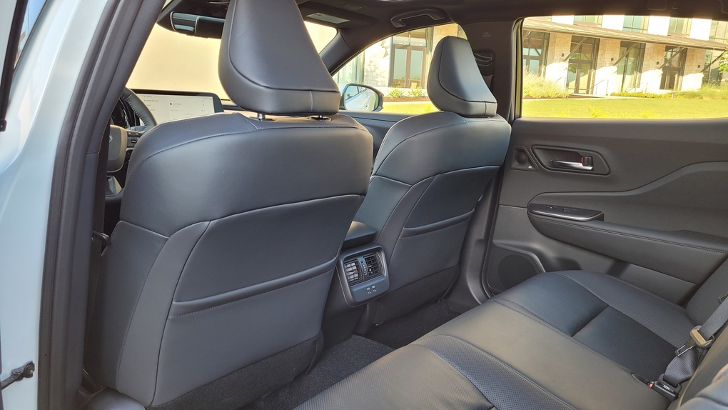 Toyota ra xe mới, lớn hơn Camry - 26