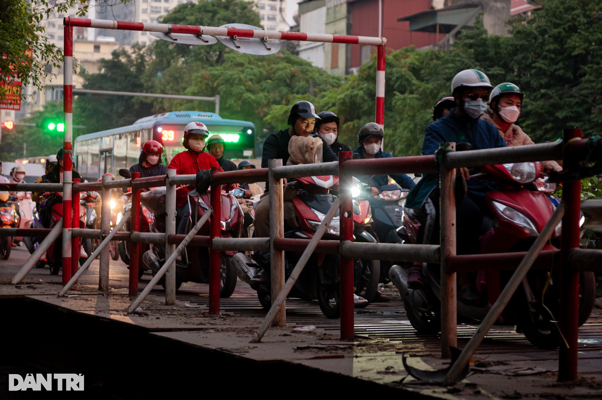 Hà Nội: Cầu vượt trên đại lộ nghìn tỷ chậm tiến độ, gây ùn tắc triền miên - 14