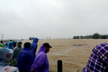 Giúp hàng xóm vượt lũ đi sinh, một người bị chìm ghe mất tích