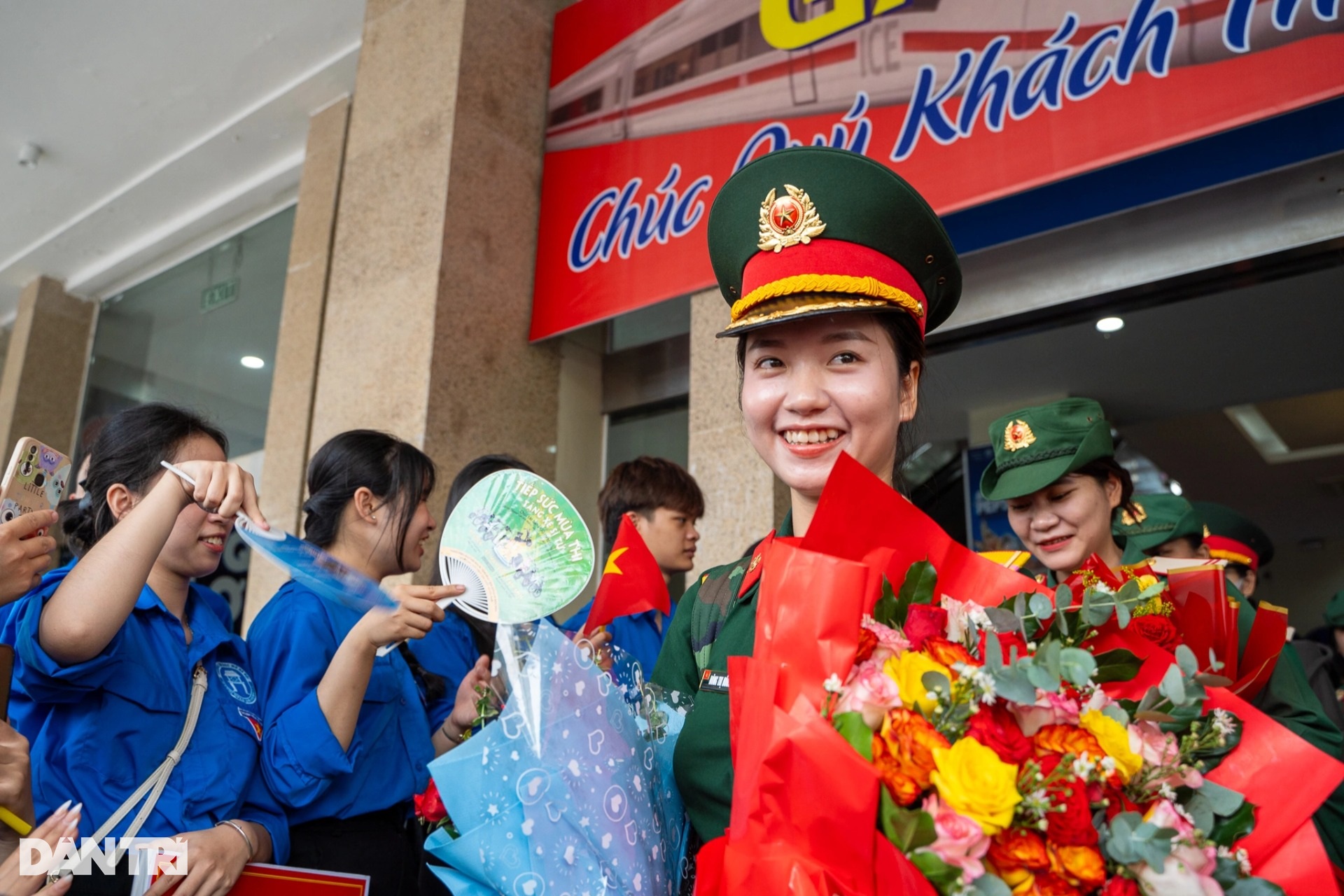 Các khối diễu binh miền Nam rạng rỡ khi tàu tới Ga Hà Nội - 7 Các khối diễu binh miền Nam rạng rỡ khi tàu tới Ga Hà Nội - 7