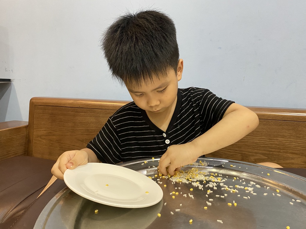 Muôn kiểu trông “khối nghỉ hè”: Mẹ trộn gạo với đậu cho con nhặt - 2 Muôn kiểu trông “khối nghỉ hè”: Mẹ trộn gạo với đậu cho con nhặt - 2