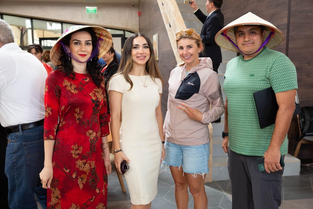 Áo dài, nón lá rực rỡ trong lễ hội Ngày Việt Nam tại Azerbaijan - 4 Áo dài, nón lá rực rỡ trong lễ hội Ngày Việt Nam tại Azerbaijan - 4