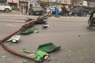 Ô tô tông đổ cột đèn trên phố Hà Nội