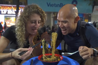 Khách Tây tò mò với bát mì "lạ" có thịt và nước dùng màu đen tại Hà Nội